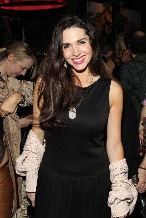 Elisa Jordana .